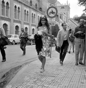 AKTORKA CLAUDIA CARDINALE NA MIĘDZYNARODOWYM FESTIWALU FILMOWYM W WENECJI LIDO - 1965 autorstwa Unbekannt