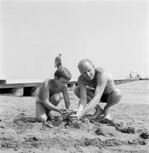 REŻYSER ALBERT LAMORISSE Z SYNEM AKTOREM PASCALEM LAMORISSE NA PLAŻY W WENECJI LIDO - 1960 autorstwa Unbekannt