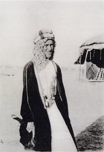 T. E. Lawrence w stroju arabskim (zdjęcie czarno-białe) autorstwa Unbekannt