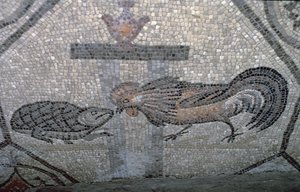 Kogut i żółw, fragment dekoracyjnego chodnika przedstawiający wizerunki chrześcijańskie i pogańskie symbole, ok. 313 r. n.e. (mozaika) autorstwa Unbekannt