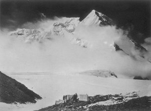 Wyprawa w Karakorum i zachodnich Himalajach przez księcia Abruzji Luigiego Amedeo Sabaudzkiego: obóz IV u podnóża Bride Peak autorstwa Unbekannter Künstler