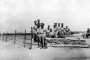 Tientsin (Tianjin), Chiny, listopad 1924: Brytyjscy żołnierze na posterunku poza międzynarodowymi koncesjami przed zdobyciem miasta przez wojska chińskiego Lorda Wojny Feng Yuxiang (Feng Yu-hsiang, Feng Yu hsiang) - Tientsin (Tianjin) , Chiny, listopad autorstwa William M. Timlin