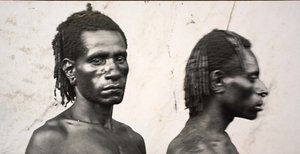 Dwóch mężczyzn, Papua Nowa Gwinea (odbitka żelatynowo-srebrowa) autorstwa Unbekannt