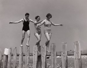 Dwie kobiety i mężczyzna idący ostrogą, ok. 1930 autorstwa Unbekannt