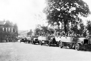 Wielka Brytania : Linia Charabancs w centrum miasta. Poynton, Cheshire, ok. 1925 autorstwa Unbekannt