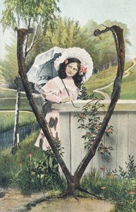 V: Młoda dziewczyna ubrana w różową sukienkę, z nakryciem głowy na głowie, z parasolką w ręku stoi w wiejskiej scenerii - litery alfabetu Ref Th. E., L. Theochrom - Seria 994. Theodor Eisman, redaktor, Lipsk autorstwa Unbekannt