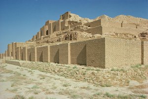 Widok z południa na Ziggurat, zbudowany przez elamickiego króla Untasha-Gala (ok. 1265-46 pne) (zdjęcie) autorstwa Unbekannt