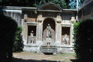 Widok na ogród, fragment fontanny z rzymskim sarkofagiem i rzeźbami autorstwa Unbekannt