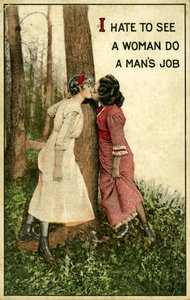 Archiwalna pocztówka przedstawiająca dwie całujące się kobiety, „Nienawidzę patrzeć, jak kobieta wykonuje męską robotę” 1914 (lito)