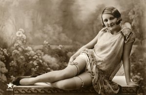 Kobieta w lekkiej sukience, ok. początek XX wieku (pocztówka)