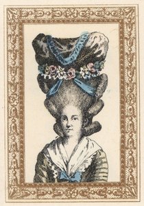 Kobieta w czepku Gabrielle Vergy, przewiązanym wstążkami i girlandami kwiatów. Kapelusz a la Gabrielle Vergy, inspirowany tragedią Dormonta De Belloyda z 1777 roku. Ręcznie kolorowana litografia autorstwa de Laubadere
