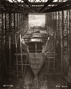 Rozpoczęcie prac przy budowie głównego pokładu „Northbank” w stoczni William Doxford & Sons, Sunderland, 22 listopada 1956 (zdjęcie czarno-białe) autorstwa Unbekannter Künstler