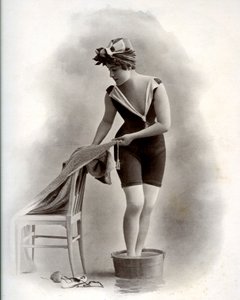Młoda kobieta w kostiumie kąpielowym (z Belle Epoque) podczas kąpieli stóp, około 1900 r. (zdjęcie czarno-białe) autorstwa Unbekannter Künstler