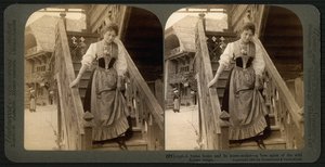 Stereoskopowa karta przedstawiająca młodą Szwajcarkę w tradycyjnym stroju, ok. 1900 (zdjęcie w sepii) (patrz także 473238) autorstwa Underwood and Underwood