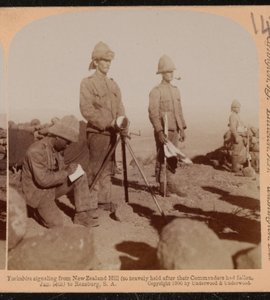 Sygnalizacja zespołu heliograficznego pułku Yorkshire ze wzgórza Nowej Zelandii, wojna burska autorstwa Underwood and Underwood