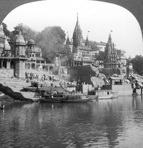 Płonący ghat nad Gangesem w Benares Varanasi, Indie, 1900. autorstwa Underwood and Underwood