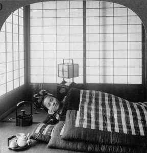 Gejsza śpiąca w herbaciarni, Hikone, Japonia, 1904.