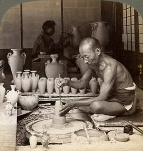 Garncarz i jego koło, tworzący wazon z porcelany Awata, prace Kinkosan, Kioto, Japonia, 1904 autorstwa Underwood and Underwood