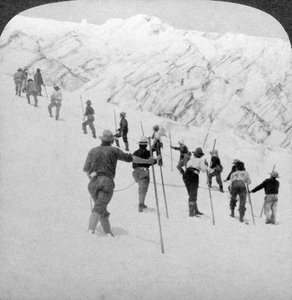 Wchodząc na strome pole śnieżne, lodowiec Stevens, Mount Rainier, Waszyngton, USA. autorstwa Underwood and Underwood