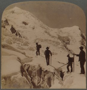 Wejście na Mt Blanc - przejście przez lodowiec Bossons - w oddali Grands Mulets, Alpy, 1901. autorstwa Underwood and Underwood