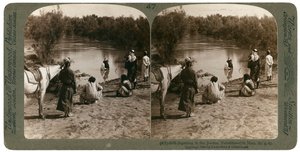 Chrzest w rzece Jordan, Palestyna, 1903. autorstwa Underwood and Underwood