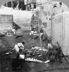 Kąpiel i palenie zmarłych Hindusów, Benares Varanasi, Indie 1903.