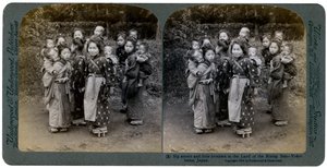 Duże siostry i mali bracia w Kraju Kwitnącej Wiśni, Jokohama, Japonia, 1904 autorstwa Underwood and Underwood