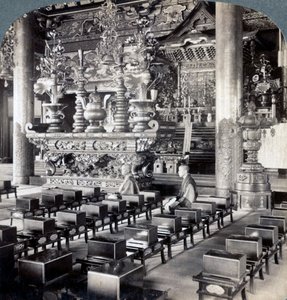 Księża buddyjscy w świątyni Ikegami, Omori, Japonia, 1904. autorstwa Underwood and Underwood