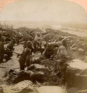 Artyleria Cape Garrison rozgrzewająca Burów po drugiej stronie rzeki Modder, Republika Południowej Afryki, 1900 autorstwa Underwood and Underwood