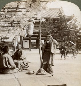 Opadające kępy glicynii nad gankiem herbaciarni, Kioto, Japonia, 1904 autorstwa Underwood and Underwood
