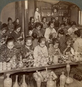 Dziewczyny z fabryki dekorujące tanią ceramikę na rynki zagraniczne, Kioto, Japonia, 1904 autorstwa Underwood and Underwood
