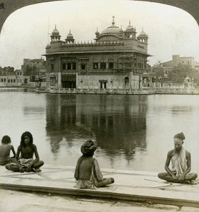 Fakirowie w Amritsar, patrząc na południe przez Sacred Tank do Złotej Świątyni, Indie, ok. 1900 autorstwa Underwood and Underwood