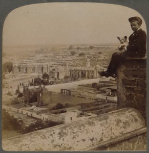 Z katedry w San Francisco, na największej azteckiej piramidzie, patrząc na Cholula w Meksyku, 1901. autorstwa Underwood and Underwood