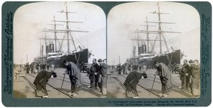 Powitanie nowo przybyłych na molo obok Pacific Mail SS China, Yokohama, Japonia, 1904. autorstwa Underwood and Underwood