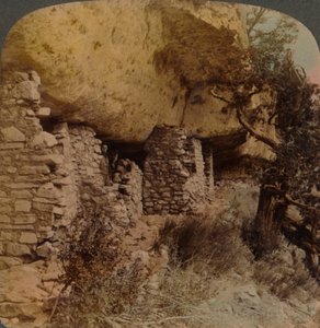 Domy zaginionej rasy - Cliff Dwellings w Walnut Canyon, Arizona, 1903. Artyści: Elmer Underwood, Bert Elias Underwood. autorstwa Underwood and Underwood