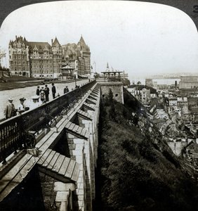 Hotel Chateau Frontenac i Dufferin Terrace, Quebec, Kanada. autorstwa Underwood and Underwood