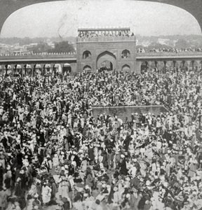 Na dziedzińcu Meczetu Jumma, Delhi, Indie, 1903. autorstwa Underwood and Underwood