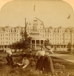 Na pięknym terenie hotelu Frontenac, Okrągła Wyspa, Tysiąc Wysp, 1900. autorstwa Underwood and Underwood