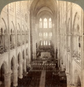 Wnętrze wielkiej katedry Notre Dame, Paryż, Francja, 1900.