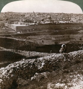 Jerozolima widziana od południowego wschodu, ukazująca miejsce świątyni, Palestyna, lata 1900. autorstwa Underwood and Underwood
