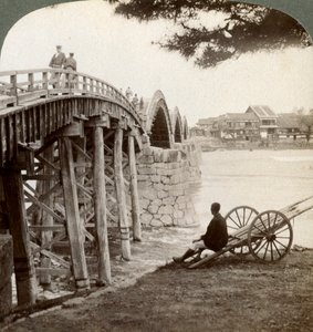 Most Kintai nad rzeką Nishiki w Iwakuni, patrząc na północ, Japonia, 1904. autorstwa Underwood and Underwood