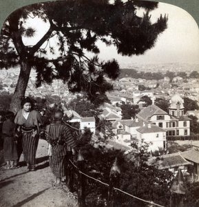 Patrząc na południowy wschód od zwieńczonych sosnami wzgórz Suwa-yama nad Kobe, Japonia, 1904 autorstwa Underwood and Underwood