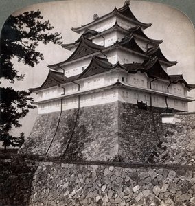 Średniowieczny zamek na wodzie japońskich książąt, sporadycznie używany przez Mikado Nagoya, Japonia, 1896 autorstwa Underwood and Underwood