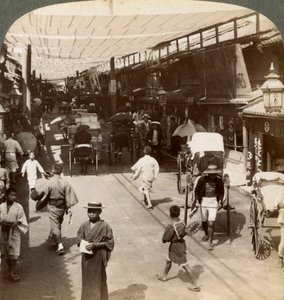 Ruch w środku lata pod markizami Shijo Bashidori, ruchliwej arterii Kioto, Japonia, 1904