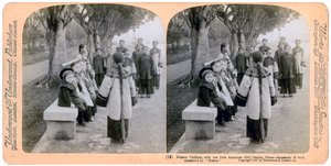 Dzieci misyjne, z jedną małą Amerykanką, Kanton, Chiny, 1900 autorstwa Underwood and Underwood