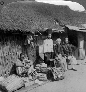 Rodzimy sklep i klienci, niedaleko Mogok, północna Birma, ok. 1900. autorstwa Underwood and Underwood