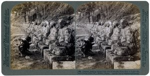 Chłop modlący się przed rzędem posągów Boga Światła, rzeka Daiya, Nikko, Japonia, 1904. autorstwa Underwood and Underwood