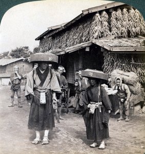 Żebracy pielgrzymi bijący w małe gongi, niedaleko jeziora Kawaguchi, Japonia, 1904 autorstwa Underwood and Underwood