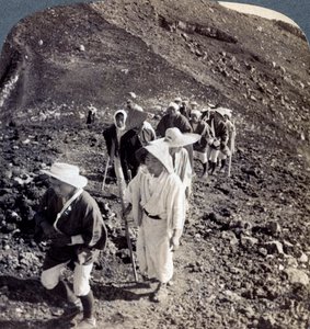 Pielgrzymi pod koniec wejścia na górę Fuji Fujiyama, Japonia, 1904. autorstwa Underwood and Underwood