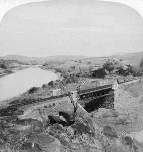 Most pomponowy i stacja telegraficzna siedziby Boera, rzeka Tugela, Natal, RPA, 1901. autorstwa Underwood and Underwood